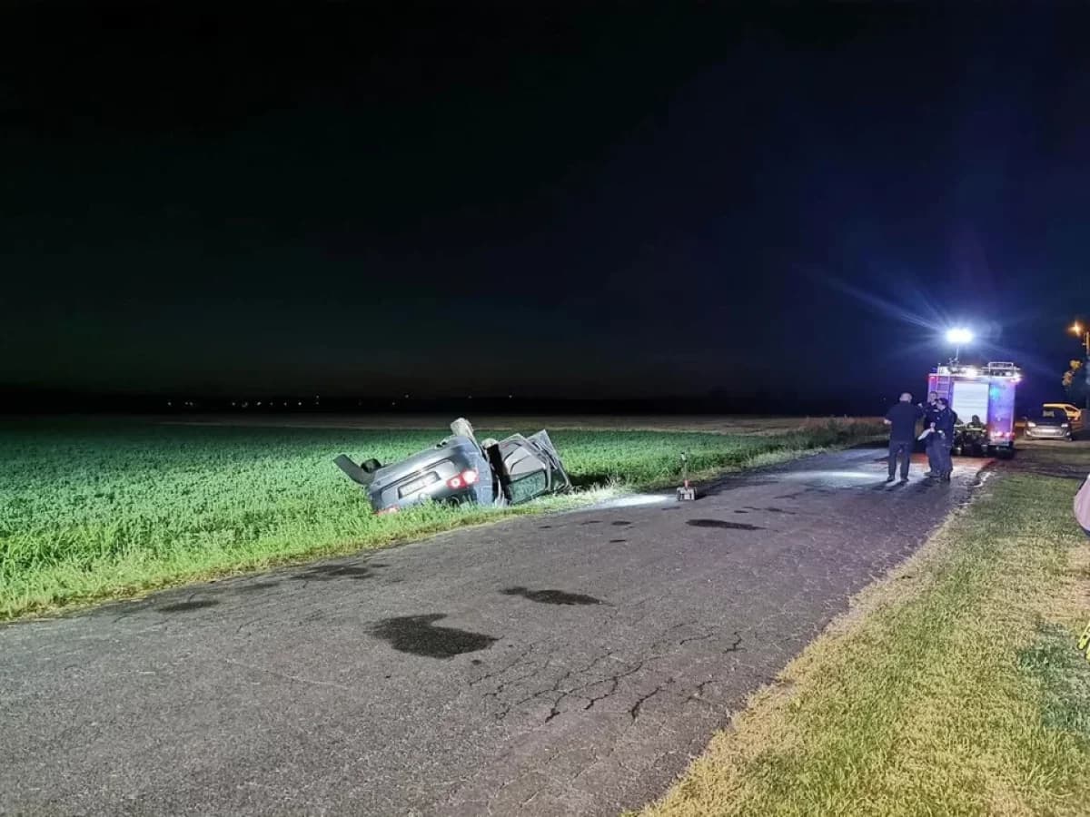 Spieszył się do żony do szpitala. Dachował. Zostawił auto, ruszył dalej