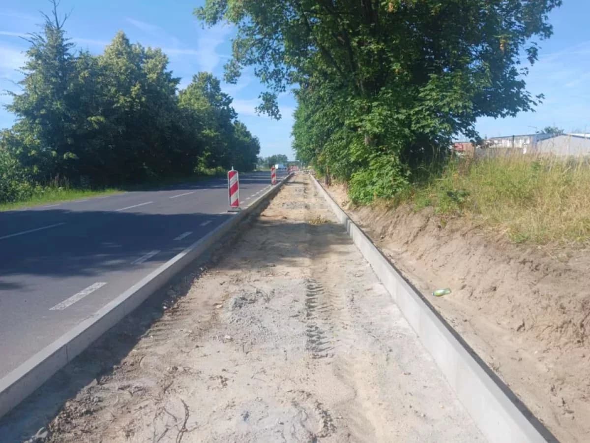 Kolejna, nowa ścieżka rowerowa powstaje w naszej okolicy. Gdzie będzie można nią dojechać? [ZDJĘCIA]