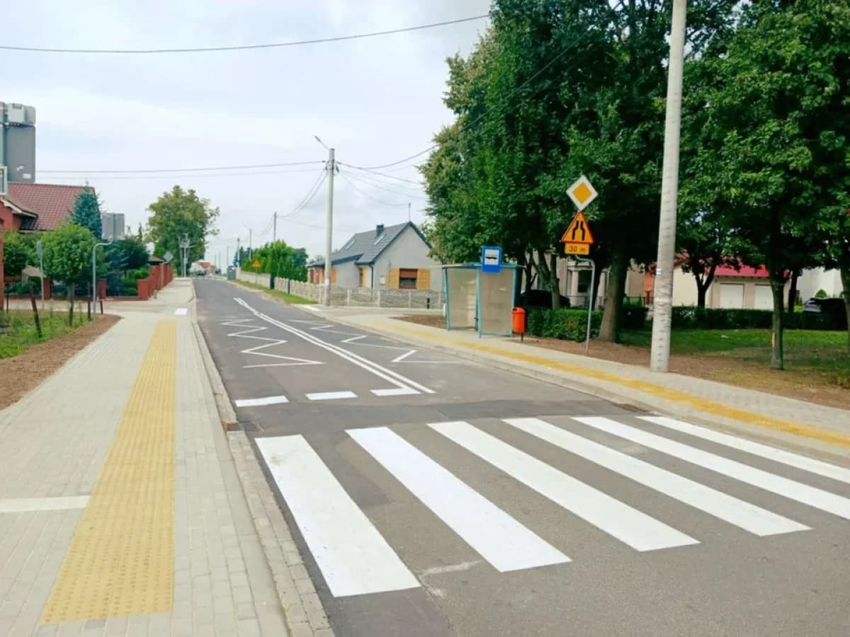 Nowy chodnik przy drodze powiatowej już gotowy. Mieszkańcy chwalą i mówią „nareszcie”