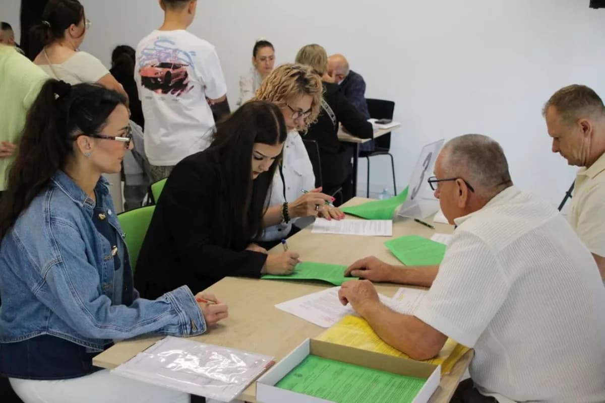 Ponad 200 uczniów podpisało swoje pierwsze umowy o pracę w Cechu Rzemiosł Różnych w Jarocinie [ZDJĘCIA]