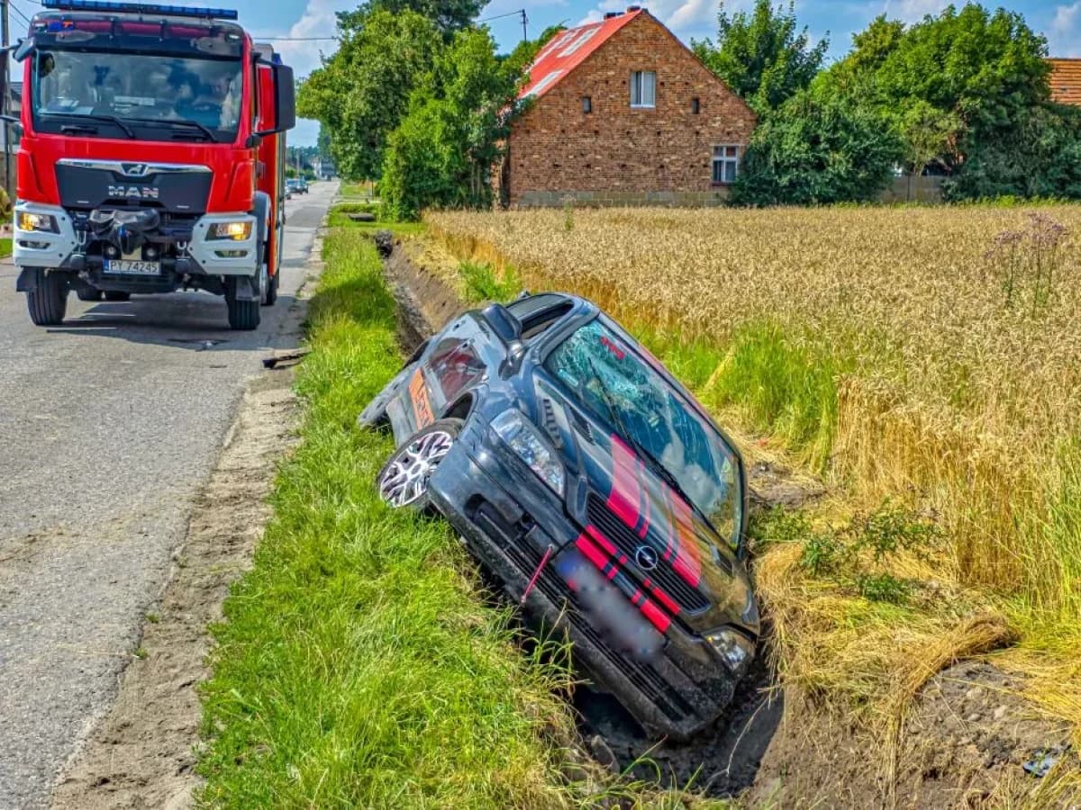 Groźna sytuacja na drodze. Opel w rowie, kierowca trafił za kratki