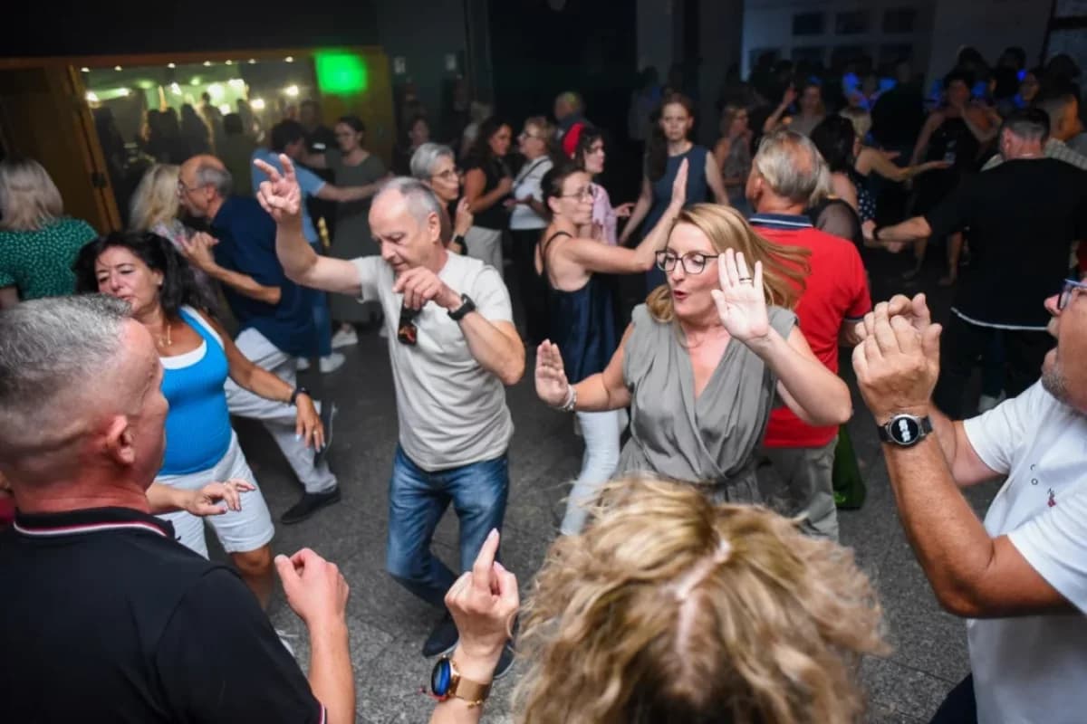Taneczny powrót do PRL. Tłumy na parkiecie i legenda DJ-ki