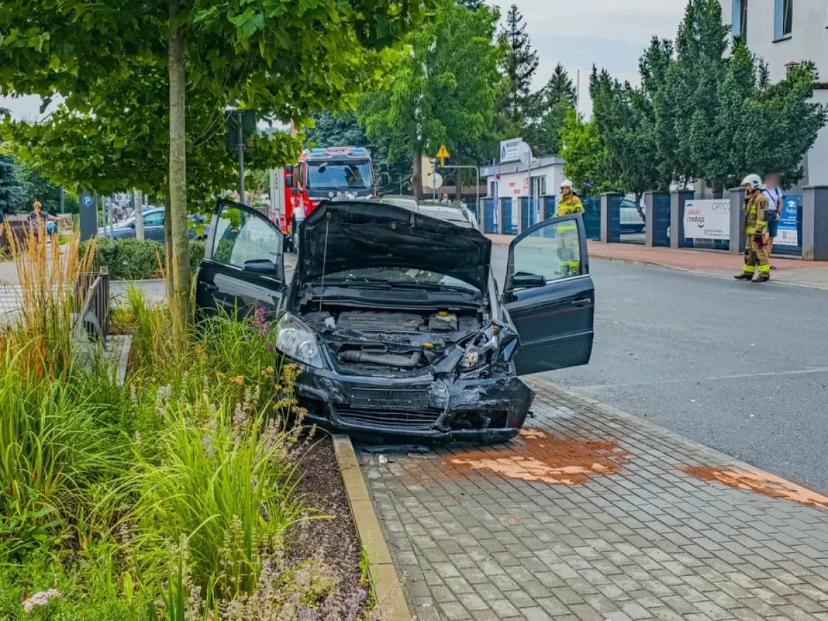Zderzenie dwóch aut. Jedna osoba trafiła do szpitala