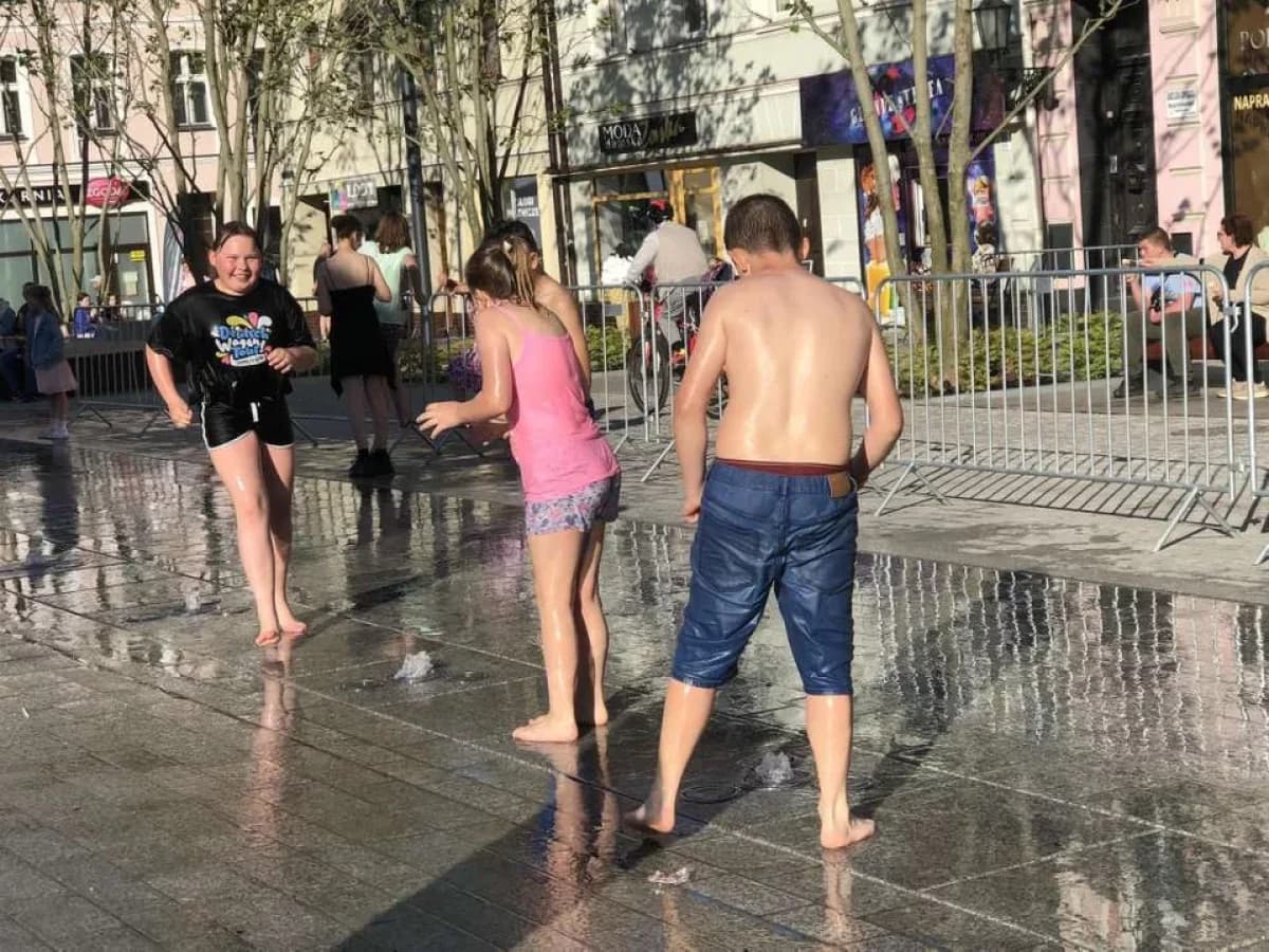 Jarociński sanepid ostrzega przed kąpielami w fontannach [ZDJĘCIA]