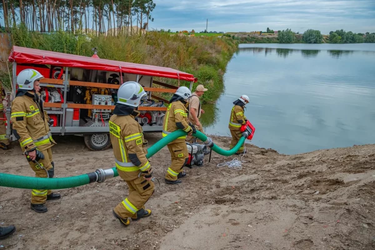 Strażacy ćwiczyli pompowanie 8000 l/min i walkę z powodzią [ZDJĘCIA]