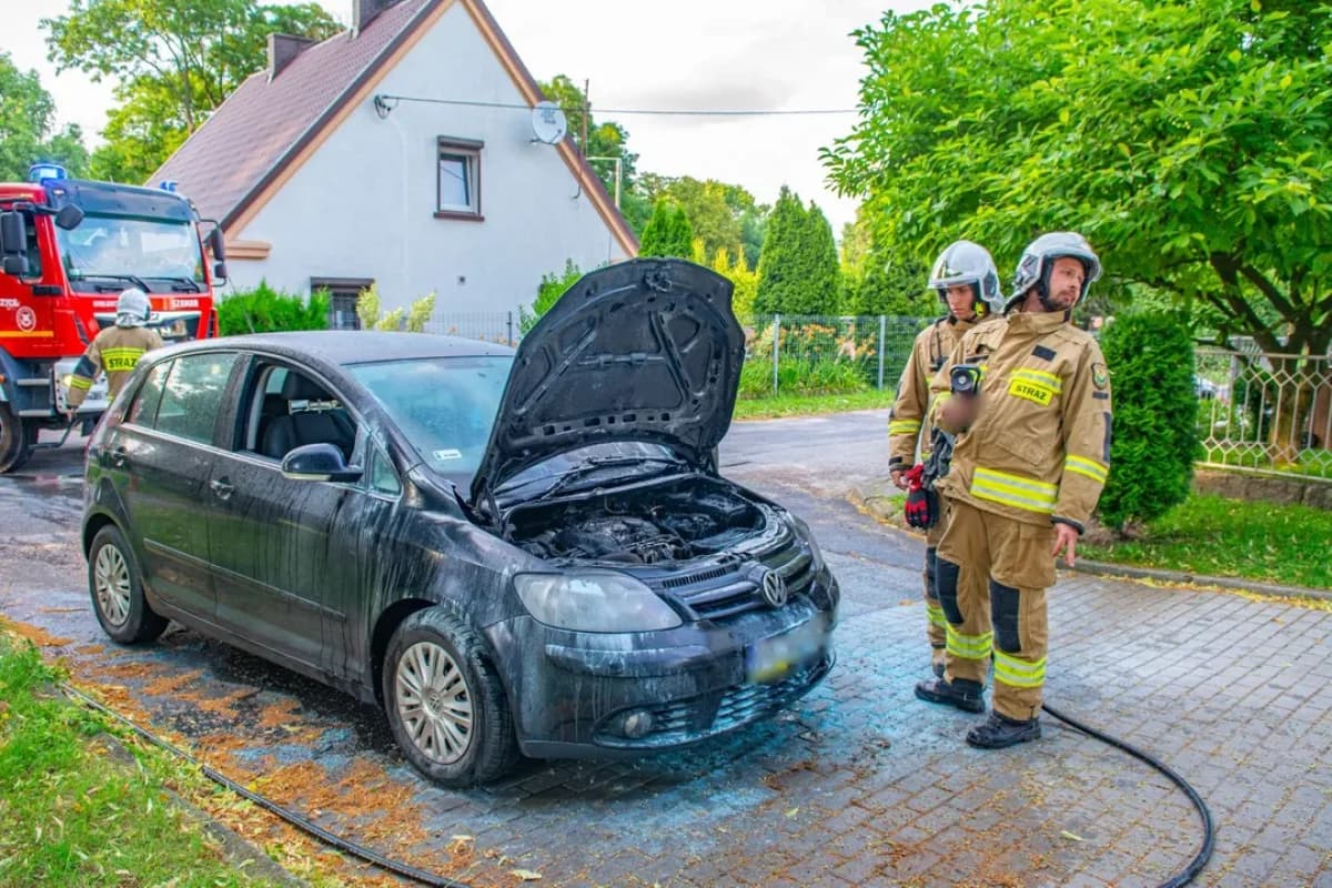 Pożar volkswagena. W aucie była kobieta z dziećmi