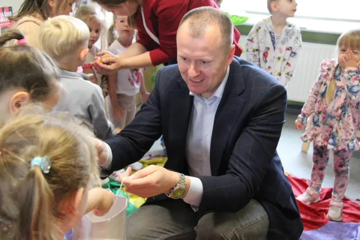 Starosta bawił się z przedszkolakami i czytał im książkę. Na koniec była niespodzianka - zobaczcie ZDJĘCIA