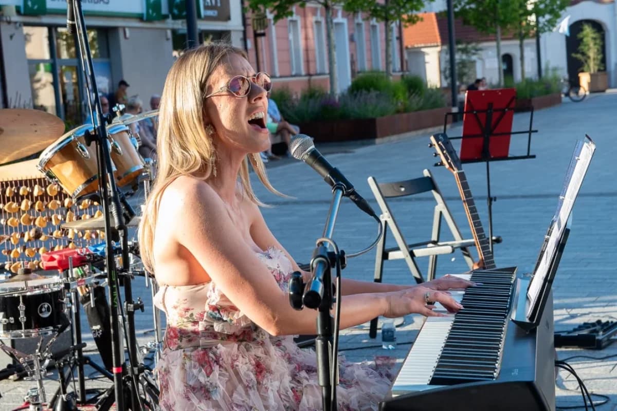 Hołd dla Lady Gagi i „Koncert Dobrych Myśli” w Jarocinie. Rozpoczęli wakacje z muzyką na rynku [ZDJĘCIA]
