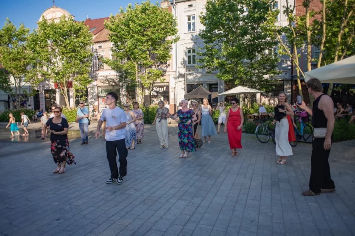 Bawili się na rynku w Jarocinie. Za nami pierwsza letnia potańcówka [ZDJĘCIA]