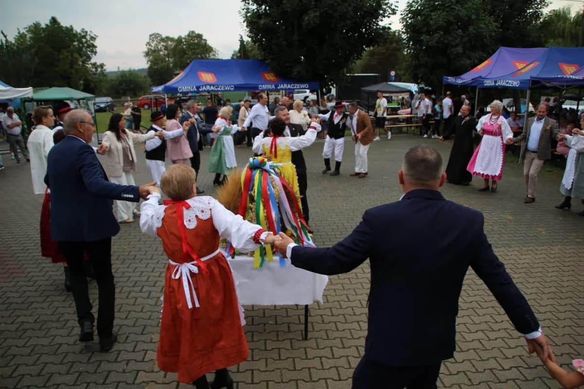 Dożynki w Noskowie. Mieszkańcy świętowali zebrane plony mimo kapryśnej pogody [ZDJĘCIA]