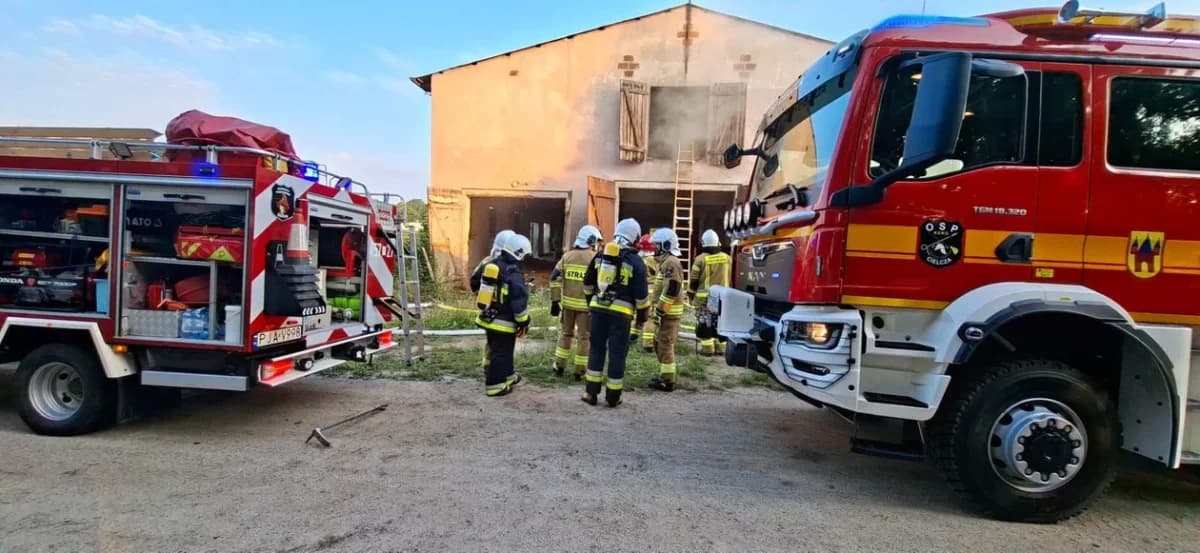 Pożar o świcie. Obora w dymie