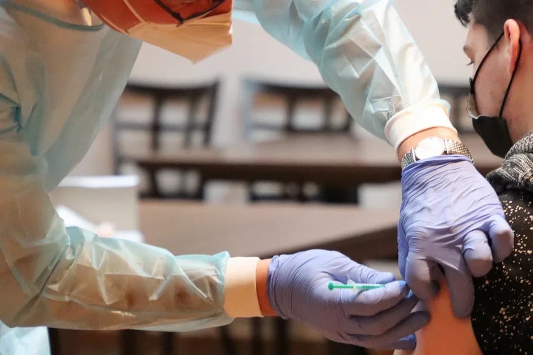 COVID: Czwarta dawka szczepionki dostępna dla wszystkich. Wiemy, kiedy zaczną się szczepienia