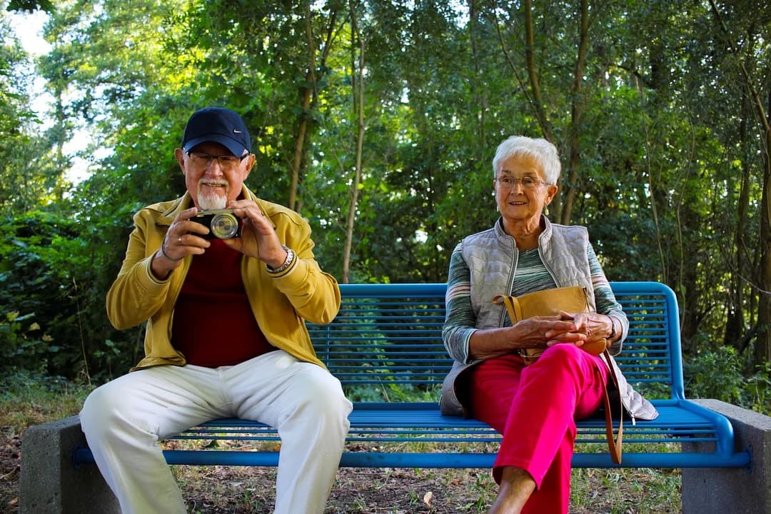 Ci seniorzy mogą się cieszyć. W tym miesiącu dostaną emeryturę i rentę szybciej