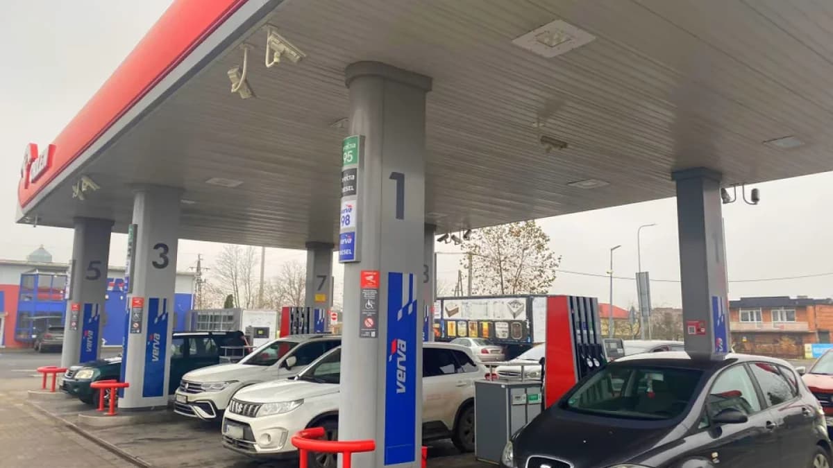Ceny na stacjach paliw. Jak długo będziemy tankować za mniej niż 6 zł za litr? Ekspert odpowiada