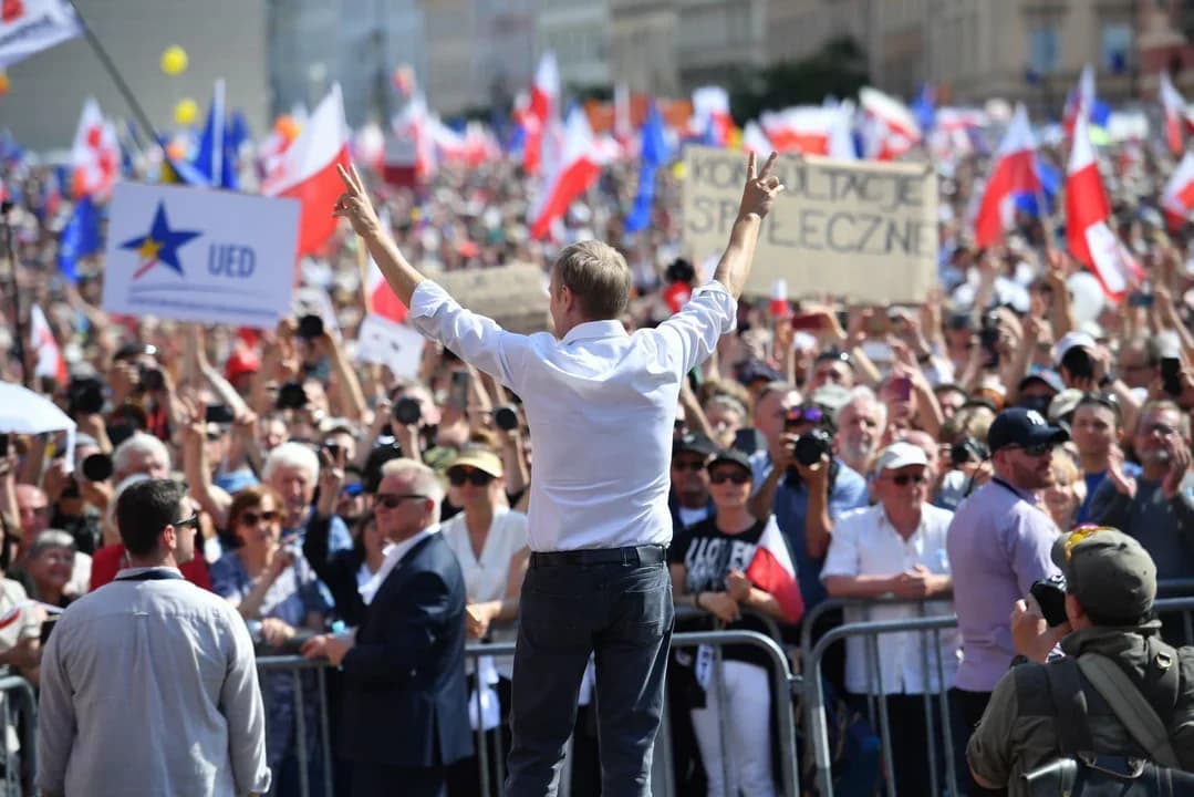 Znamy late poll. Jak przez noc zmieniły się wyniki wyborów? PiS nadal na prowadzeniu, ale z mniejsza liczą mandatów. Triumfuje opozycja