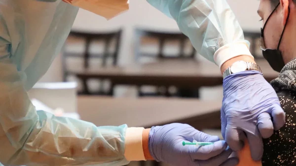 COVID-19. Trwają zapisy na szczepienia. Jak najszybciej dostać się do kolejki?