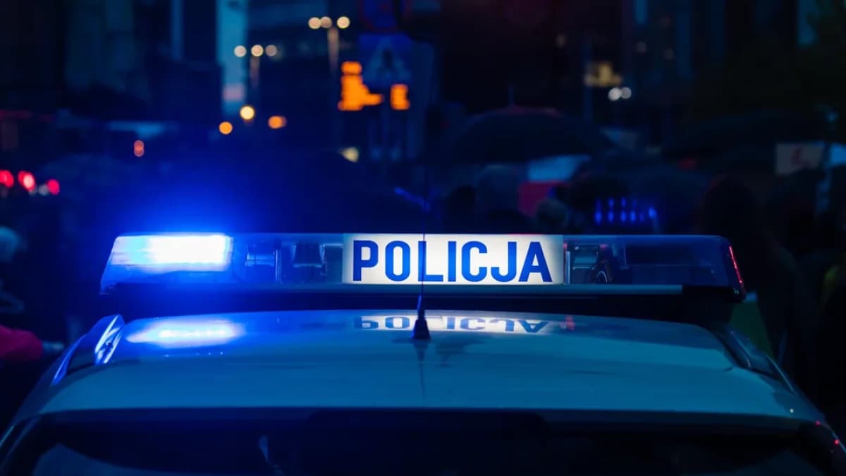 Zwłoki na parkingu jednego ze sklepów w Pleszewie. Prawdopodobnie znajdowały się tam przez kilka dni