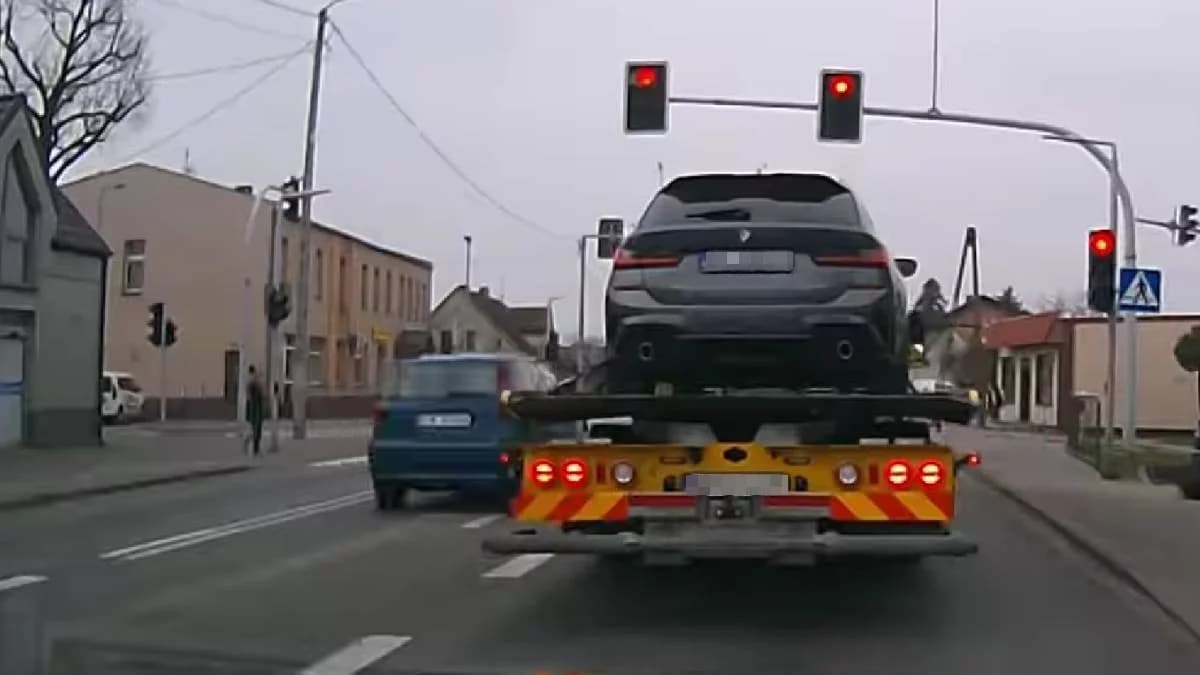 Przerażające nagranie z DK 11. Na pasach auto omal nie potrąciło kobiety z wózkiem w Kotlinie [WIDEO]
