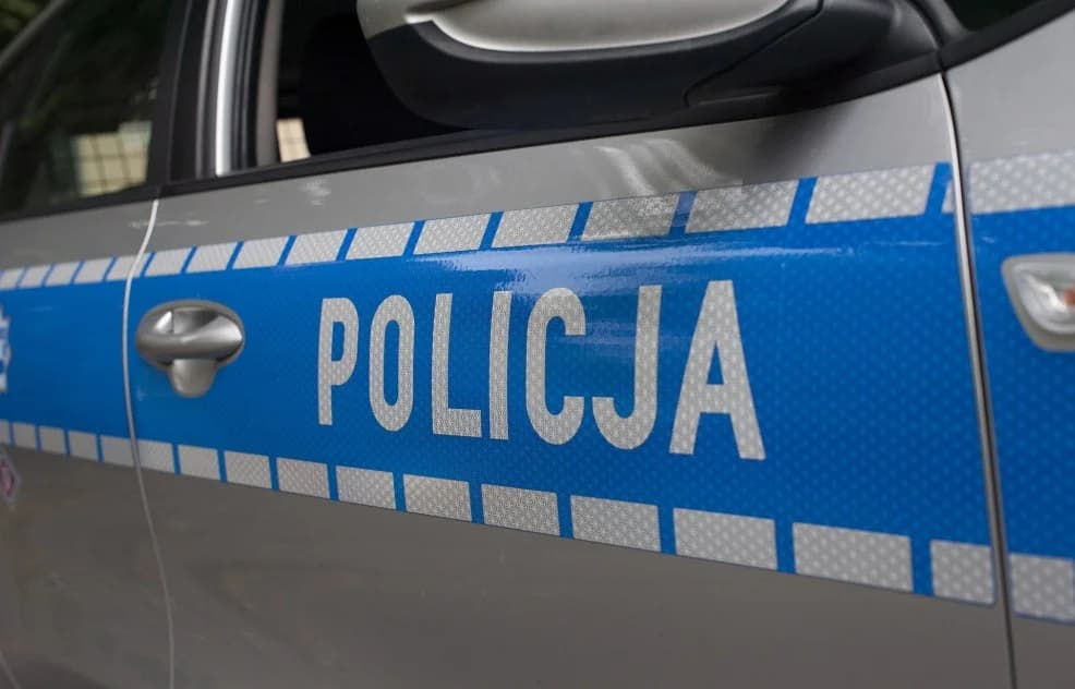 Jechał bez kasku. Okazało się, że jest pod wpływem i poszukuje go policja